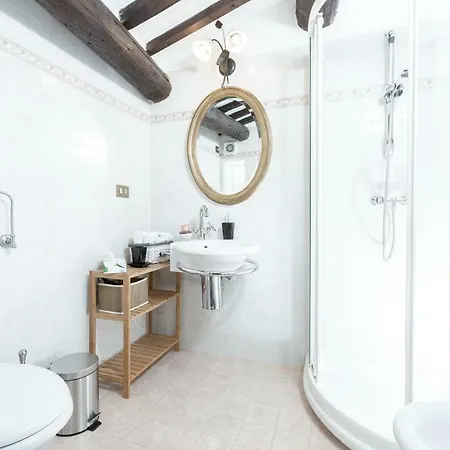 Luxury Apt. Inside Medieval Walls מונטניאנה